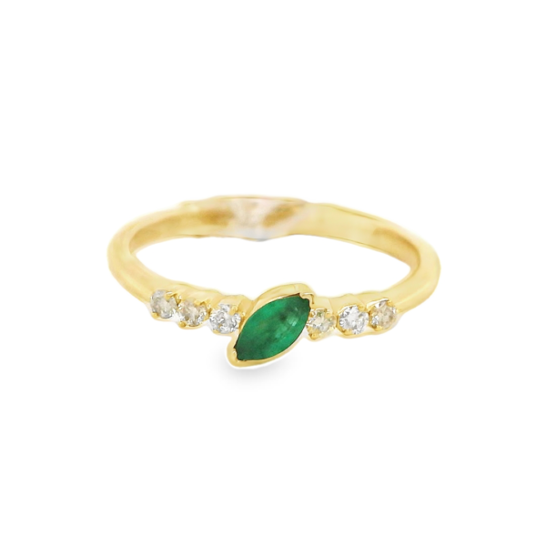 Elegant Gold Ring with Emerald Gem